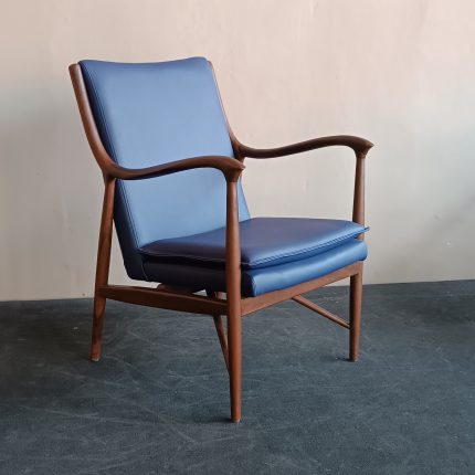 Jonathan Lounge Chair made of solid teak wood
